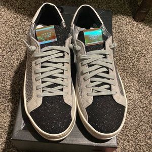 Sparkle sneakers with a metallic tongue!